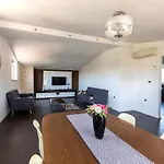 Stylish & Luxury Villa With Pool, Biliard, Extra Pool Heating Available - Wiibuk *