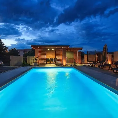 Stylish & Luxury With Pool, Biliard, Extra Pool Heating Available - Wiibuk Villa *