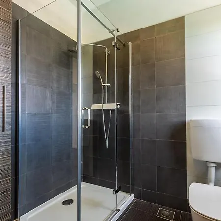 Stylish & Luxury Villa With Pool, Biliard, Extra Pool Heating Available - Wiibuk Pula