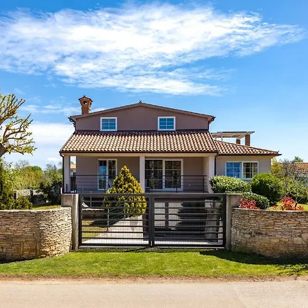 Villa Stylish & Luxury Villa With Pool, Biliard, Extra Pool Heating Available - Wiibuk Pula