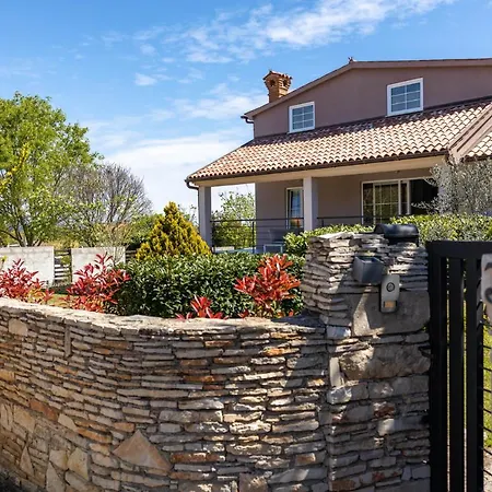 Stylish & Luxury Villa With Pool, Biliard, Extra Pool Heating Available - Wiibuk Pula