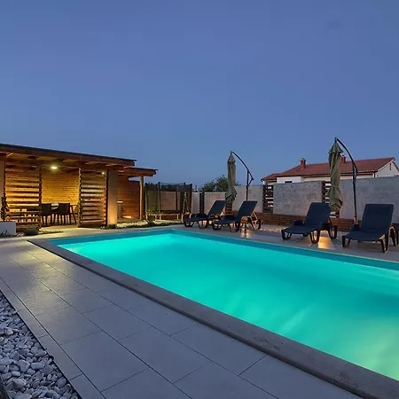 Stylish & Luxury Villa With Pool, Biliard, Extra Pool Heating Available - Wiibuk