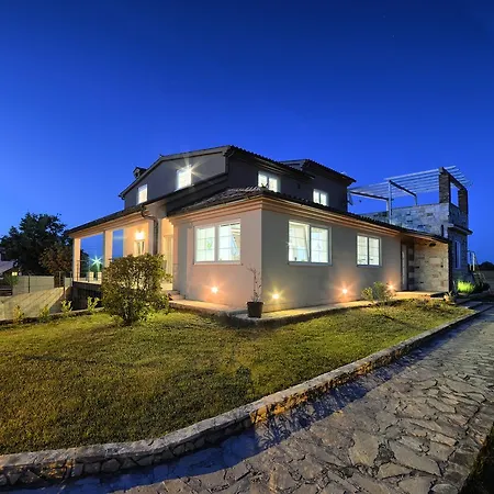 Stylish & Luxury Villa With Pool, Biliard, Extra Pool Heating Available - Wiibuk Villa