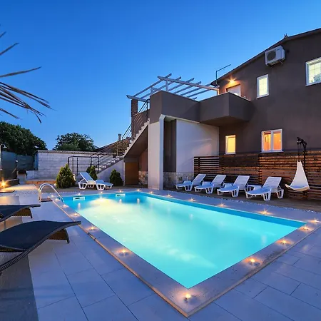 Stylish & Luxury Villa With Pool, Biliard, Extra Pool Heating Available - Wiibuk Villa *
