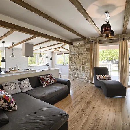 Villa Stylish & Luxury With Pool, Biliard, Extra Pool Heating Available - Wiibuk *