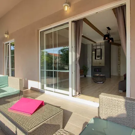 Stylish & Luxury With Pool, Biliard, Extra Pool Heating Available - Wiibuk *