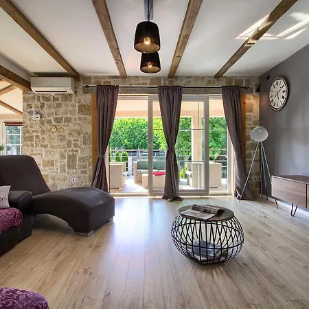 Stylish & Luxury Villa With Pool, Biliard, Extra Pool Heating Available - Wiibuk Pula
