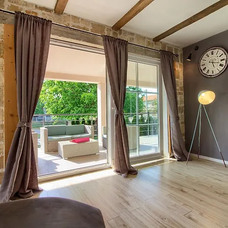 Stylish & Luxury Villa With Pool, Biliard, Extra Pool Heating Available - Wiibuk Pula