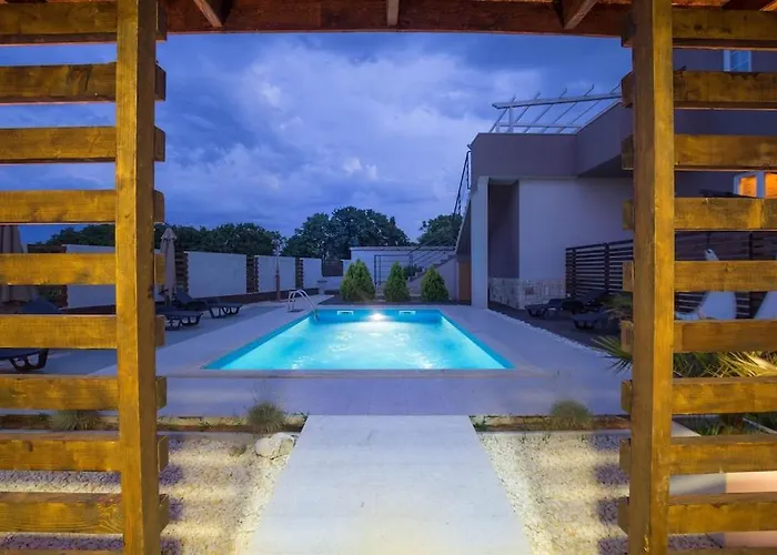 Stylish & Luxury With Pool, Biliard, Extra Pool Heating Available - Wiibuk * Pula
