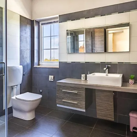 Stylish & Luxury With Pool, Biliard, Extra Pool Heating Available - Wiibuk * Pula