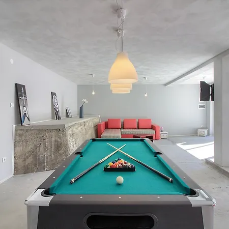 Stylish & Luxury With Pool, Biliard, Extra Pool Heating Available - Wiibuk * Pula