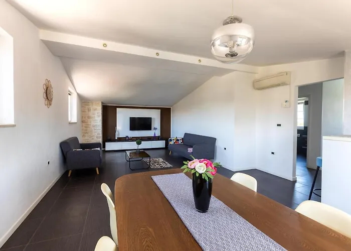 Stylish & Luxury With Pool, Biliard, Extra Pool Heating Available - Wiibuk *