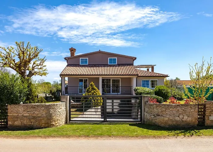 Villa Stylish & Luxury Villa With Pool, Biliard, Extra Pool Heating Available - Wiibuk Pula