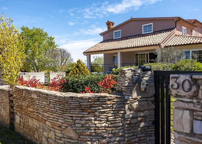 Stylish & Luxury Villa With Pool, Biliard, Extra Pool Heating Available - Wiibuk Pula