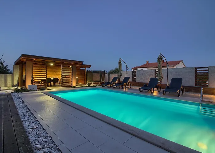 Stylish & Luxury Villa With Pool, Biliard, Extra Pool Heating Available - Wiibuk
