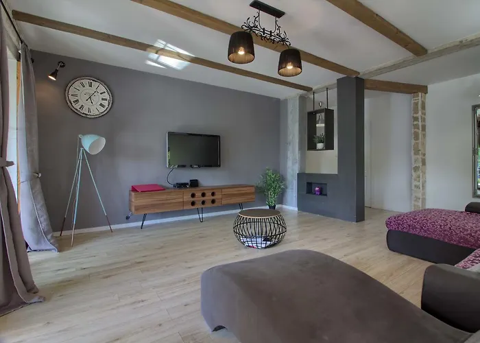 Villa Stylish & Luxury Villa With Pool, Biliard, Extra Pool Heating Available - Wiibuk *