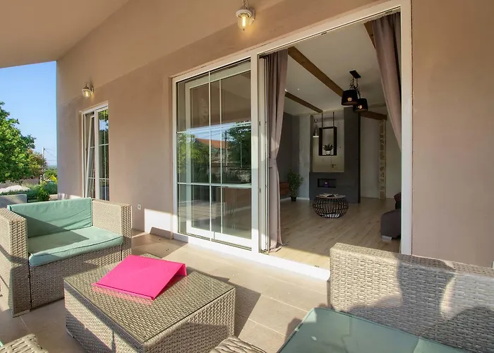 Stylish & Luxury Villa With Pool, Biliard, Extra Pool Heating Available - Wiibuk *